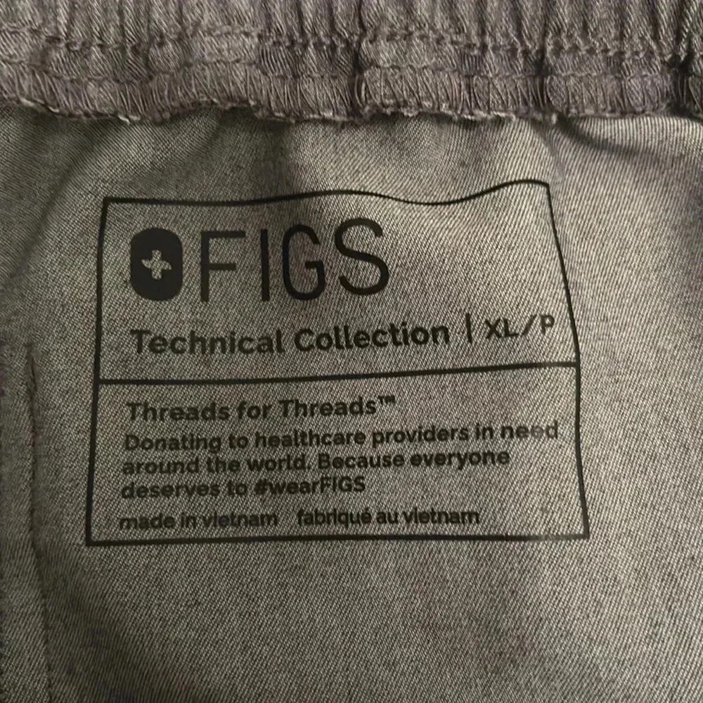 FIGS Yola Skinny Scrubs in Graphite - Picture 6 of 8